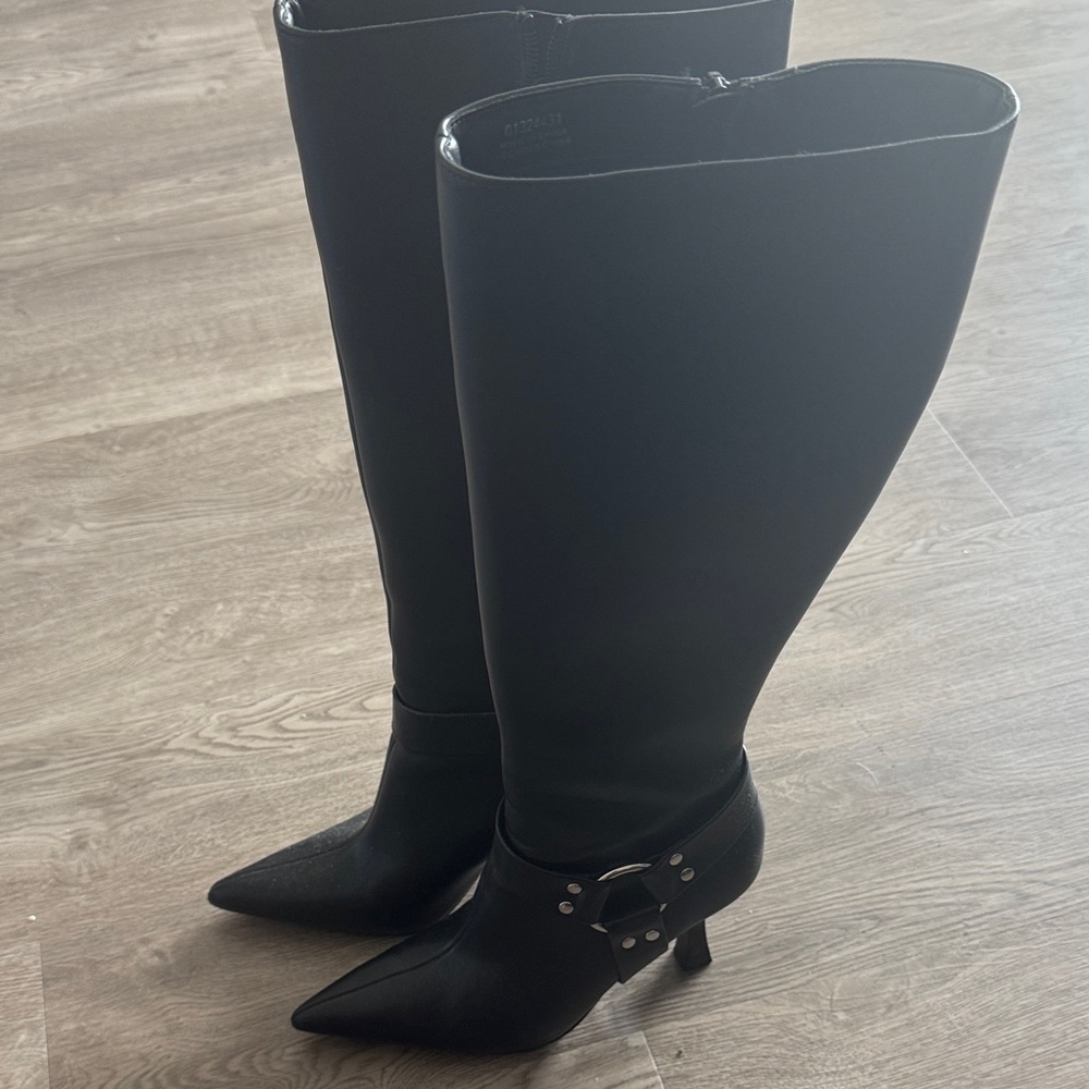 Black Knee-High Women's Boots
Worn only once